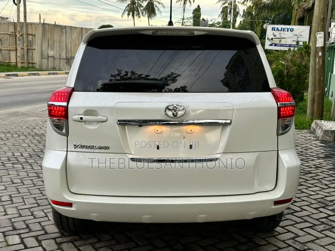 Toyota Vanguard 2012 White