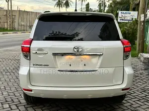 Toyota Vanguard 2012 White