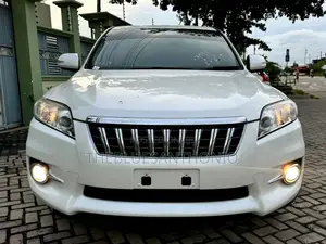 Toyota Vanguard 2012 White