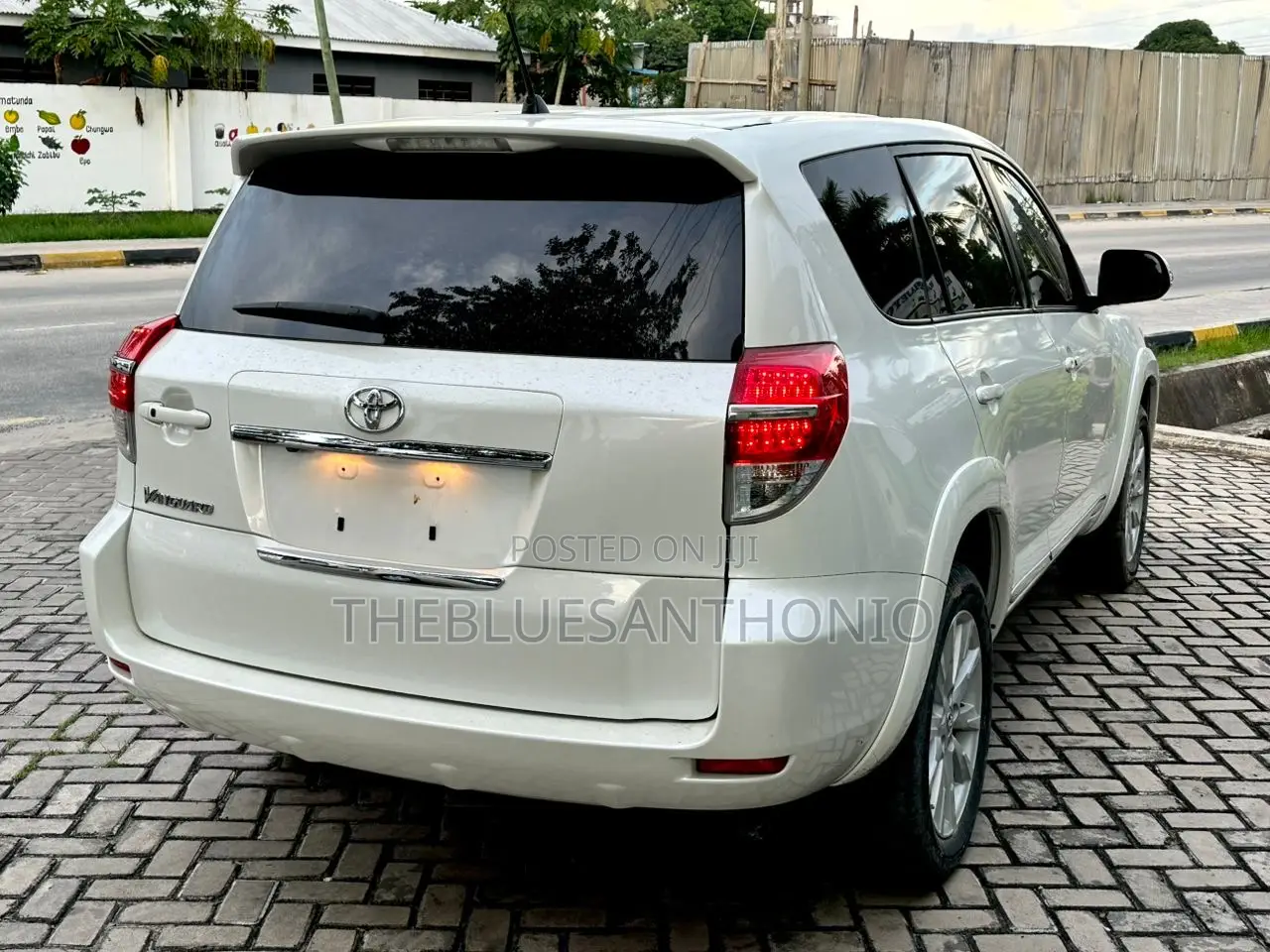 Toyota Vanguard 2012 White