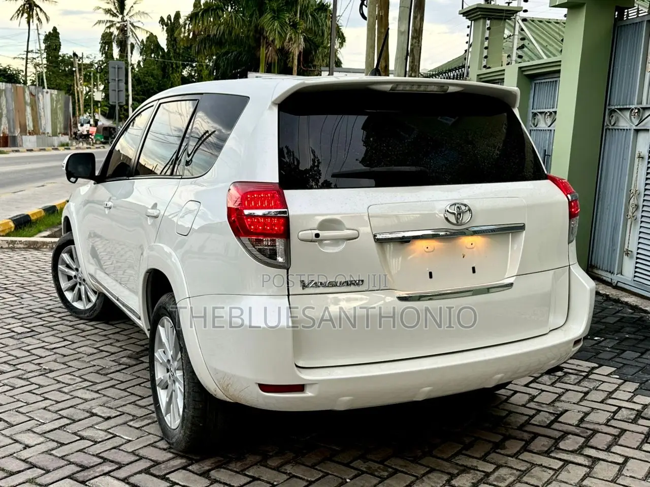 Toyota Vanguard 2012 White
