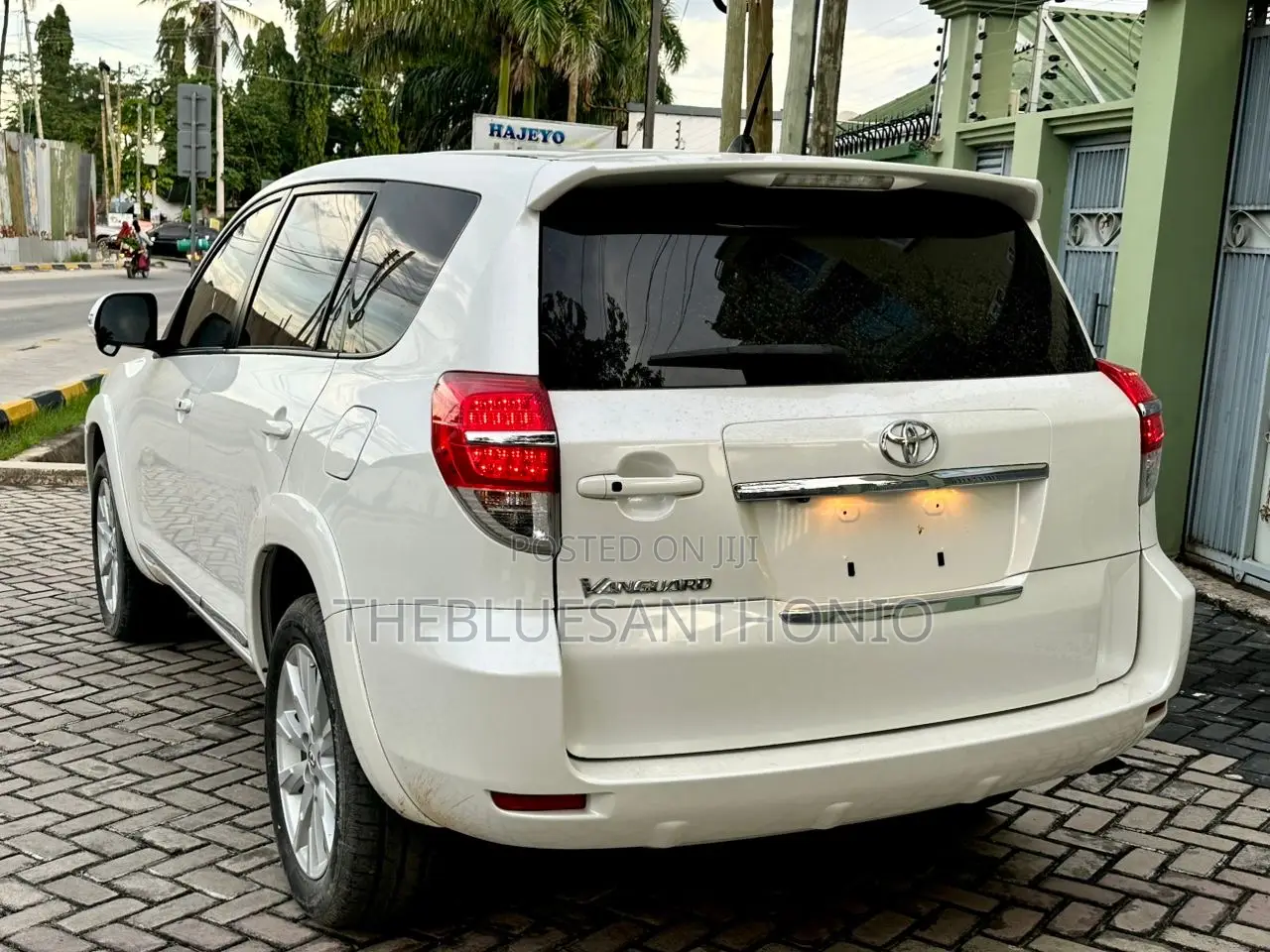 Toyota Vanguard 2012 White
