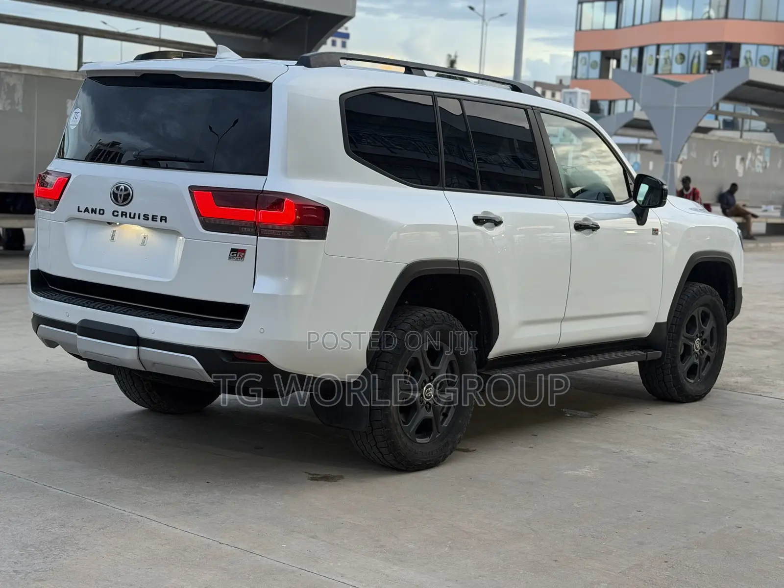 Toyota Land Cruiser LC300 2024 White