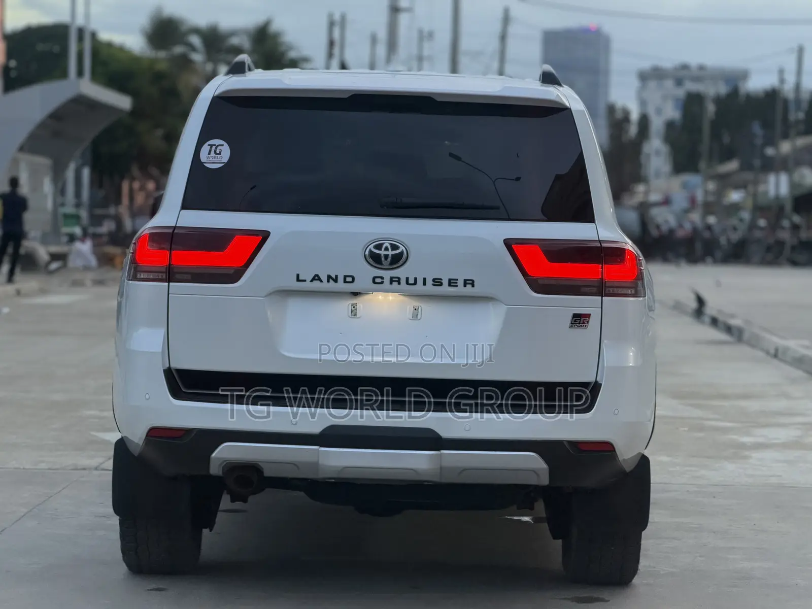 Toyota Land Cruiser LC300 2024 White