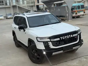 Toyota Land Cruiser LC300 2024 White