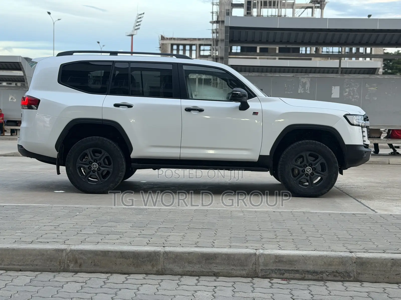 Toyota Land Cruiser LC300 2024 White
