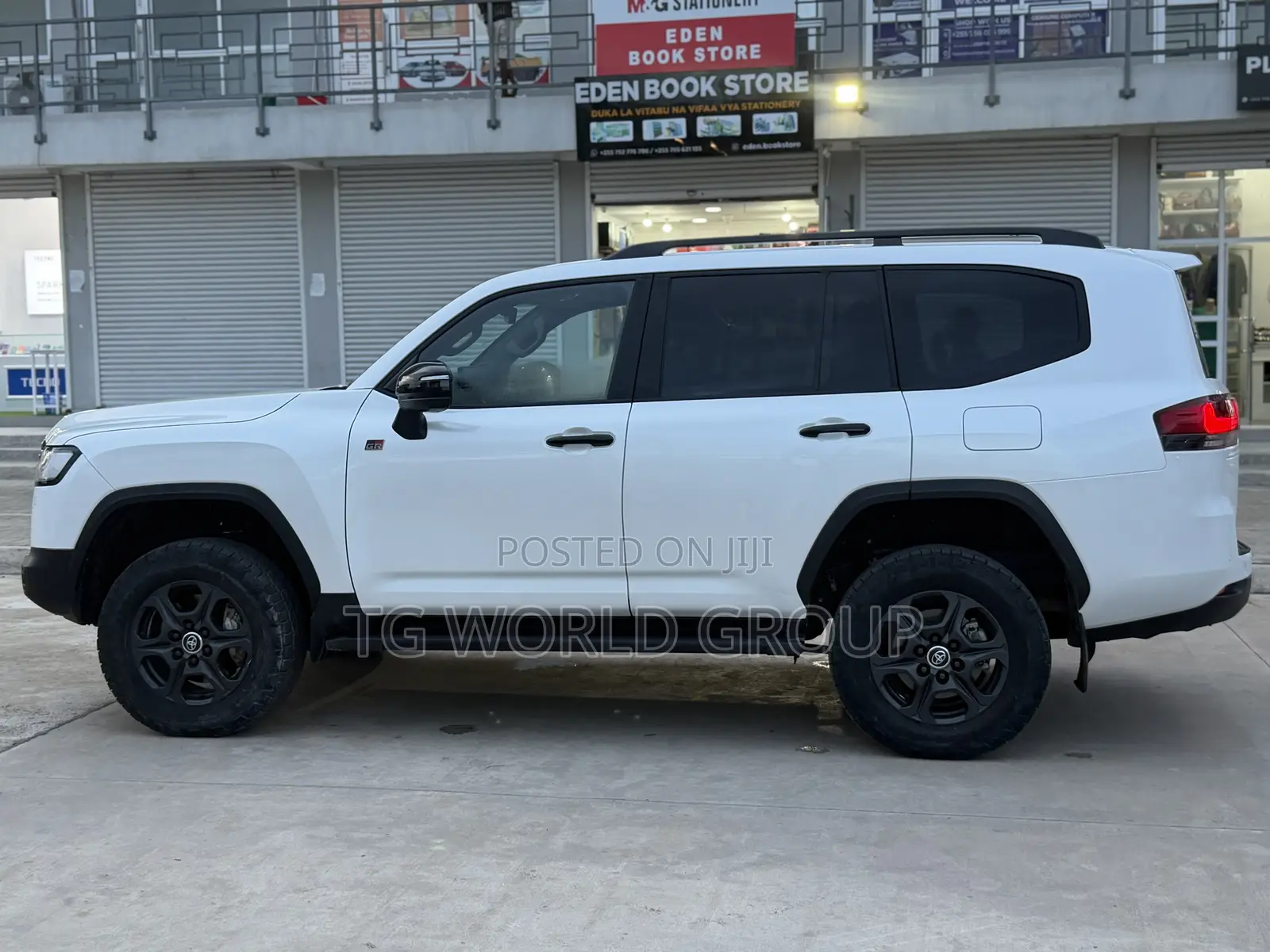Toyota Land Cruiser LC300 2024 White