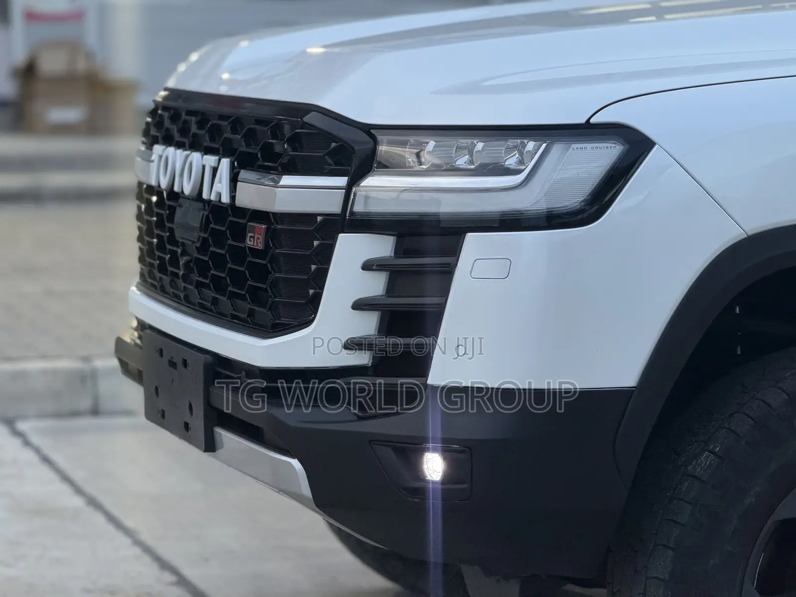 Toyota Land Cruiser LC300 2024 White