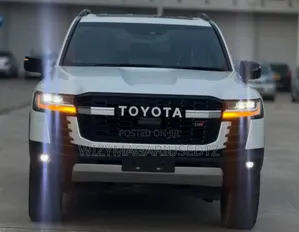 Toyota Land Cruiser LC300 2024 White