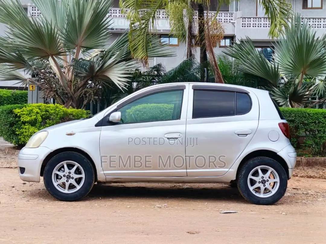 Toyota Vitz 2005 Silver
