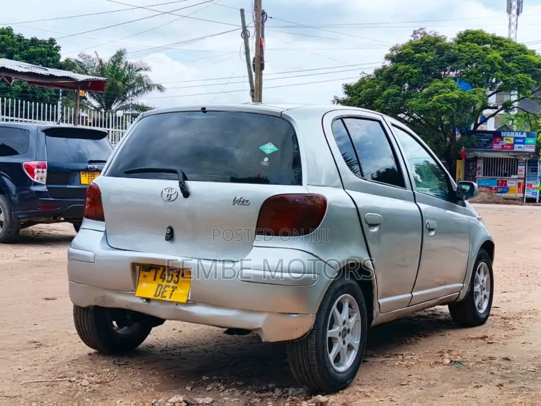Toyota Vitz 2005 Silver