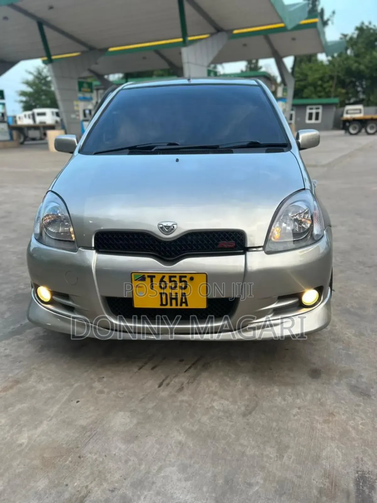 Toyota Vitz 2004 Silver