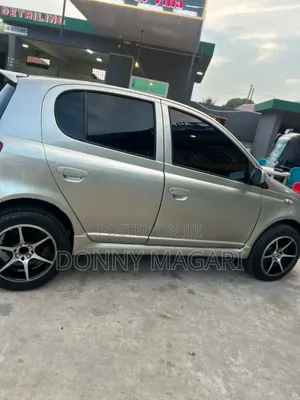 Toyota Vitz 2004 Silver