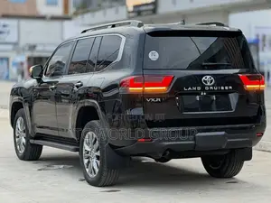 Toyota Land Cruiser LC300 2024 Black