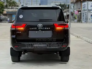 Toyota Land Cruiser LC300 2024 Black