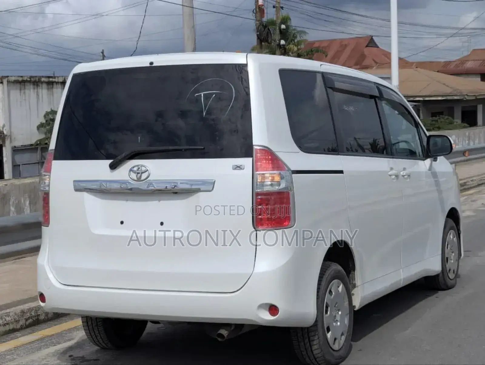 Toyota Noah 2.0 143hp AWD (7 Seater) 2008 White