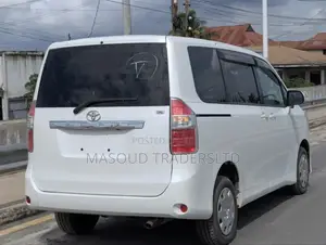 Toyota Noah 2.0 143hp AWD (7 Seater) 2008 White
