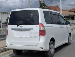 Toyota Noah 2.0 143hp AWD (7 Seater) 2008 White