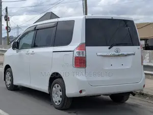 Toyota Noah 2.0 143hp AWD (7 Seater) 2008 White