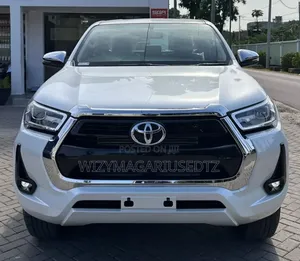 New Toyota Hilux 2025 Off white