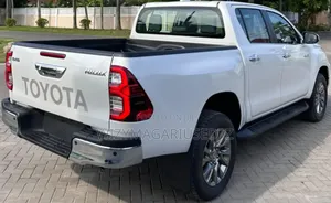 New Toyota Hilux 2025 Off white