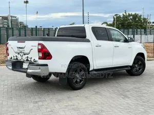 Toyota Hilux 2022 Off white