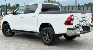 Toyota Hilux 2022 White