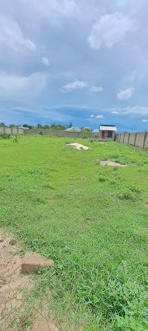 Kiwanja Kinauzwa Mbweni Mpiji Ndani Ya Fence