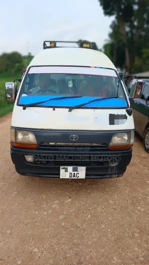 Toyota HiAce 2005 White