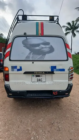Toyota HiAce 2005 White