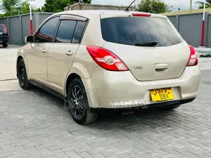 Nissan Tiida 2010 Gold