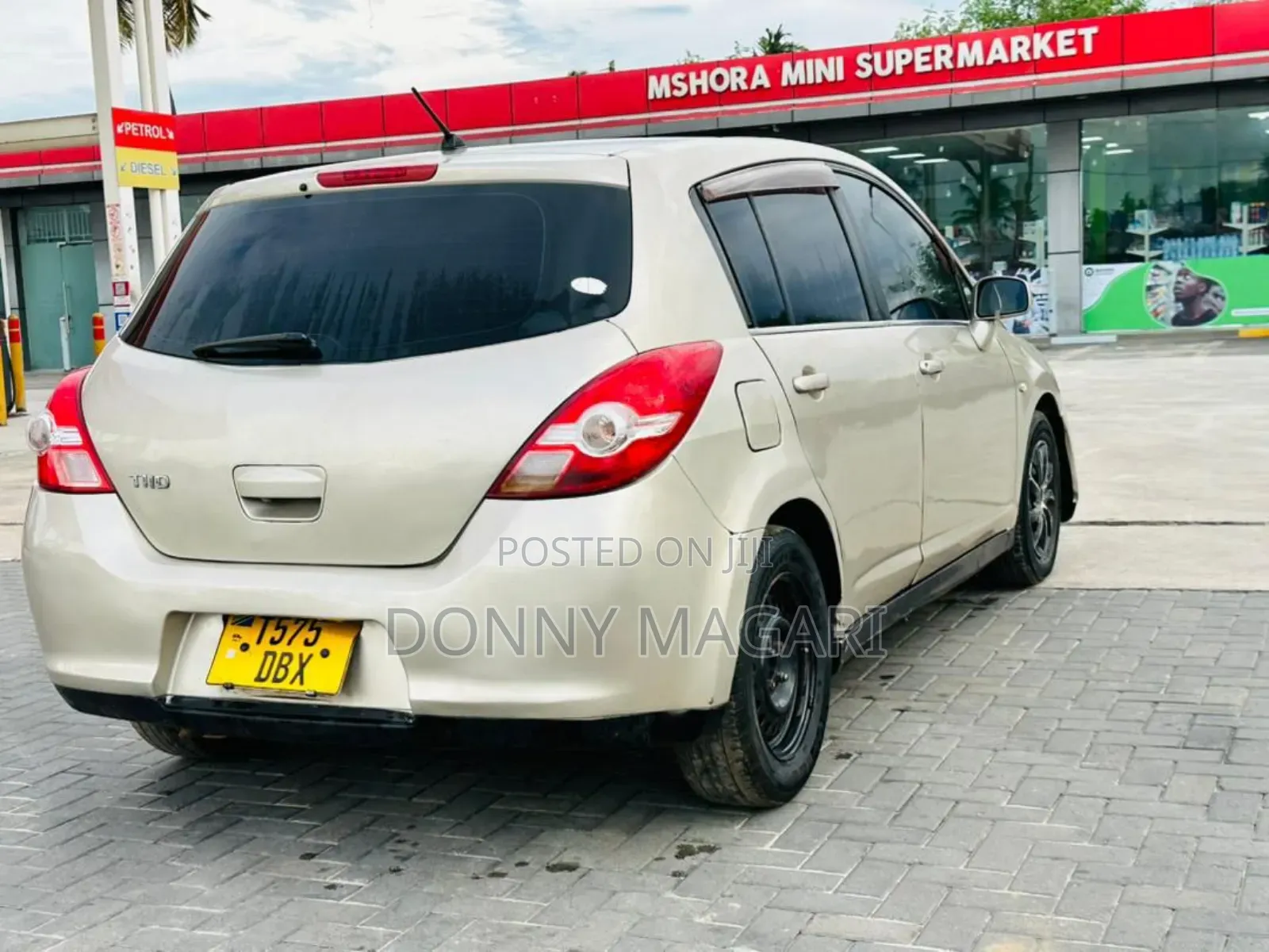 Nissan Tiida 2010 Gold