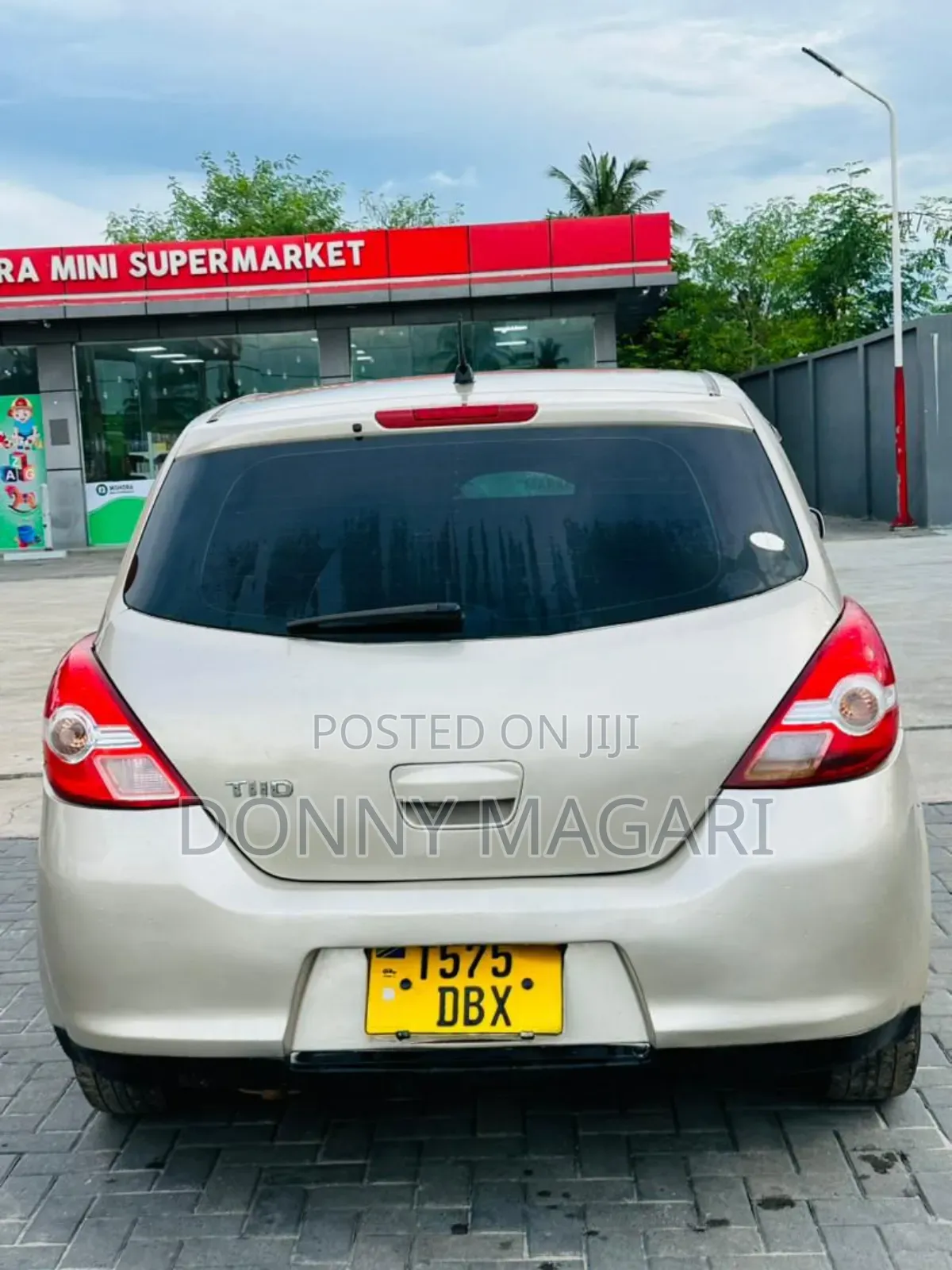 Nissan Tiida 2010 Gold