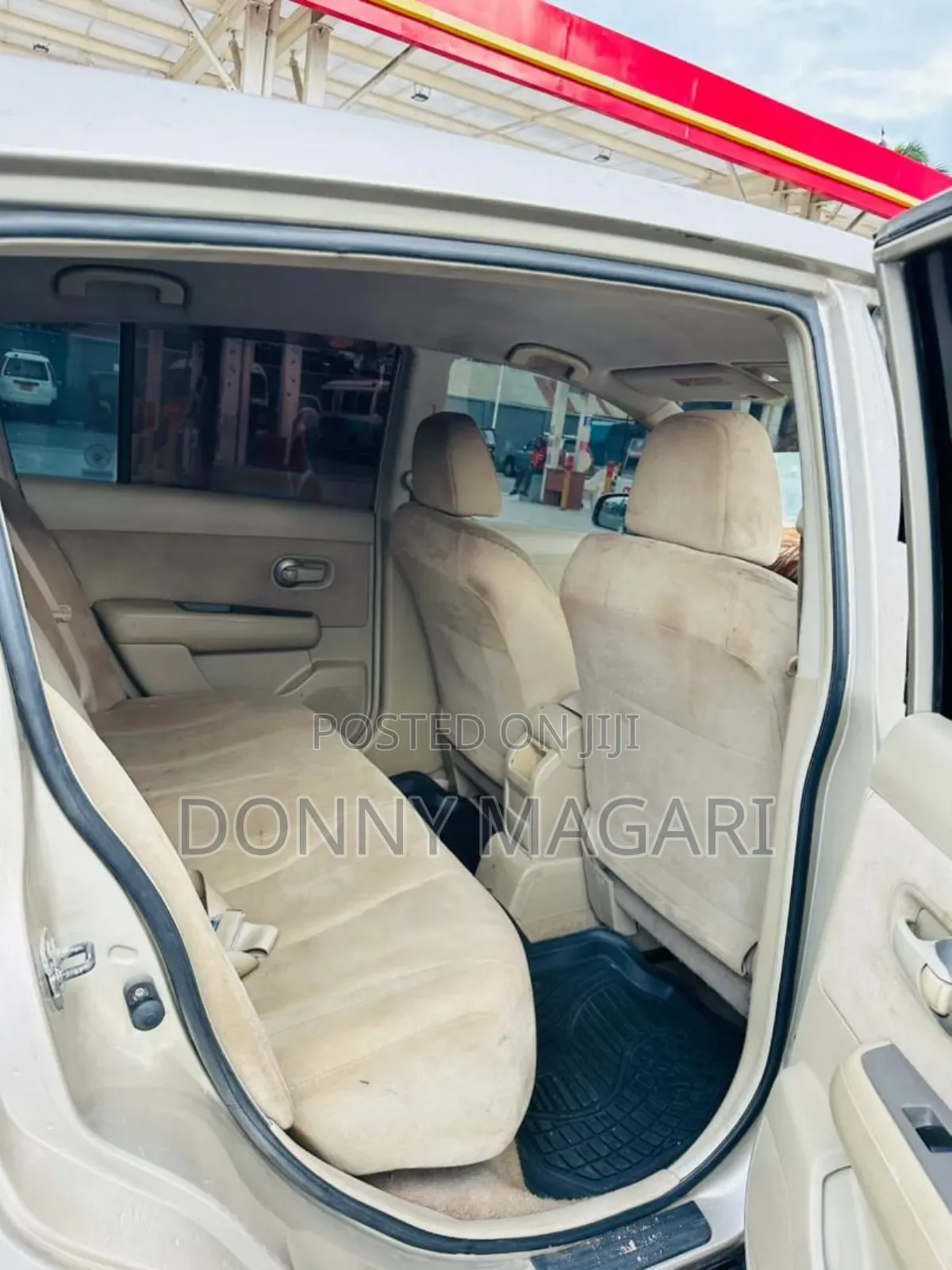 Nissan Tiida 2010 Gold