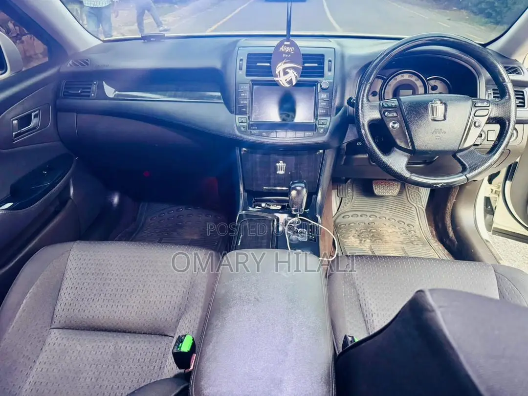 Toyota Crown 2009 White
