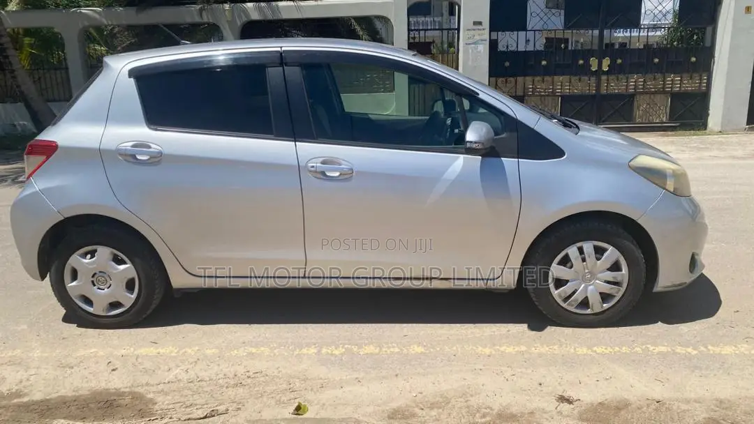 Toyota Vitz 2006 Silver