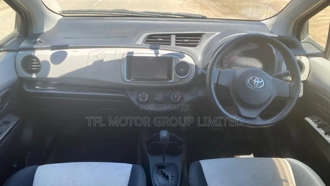 Toyota Vitz 2006 Silver