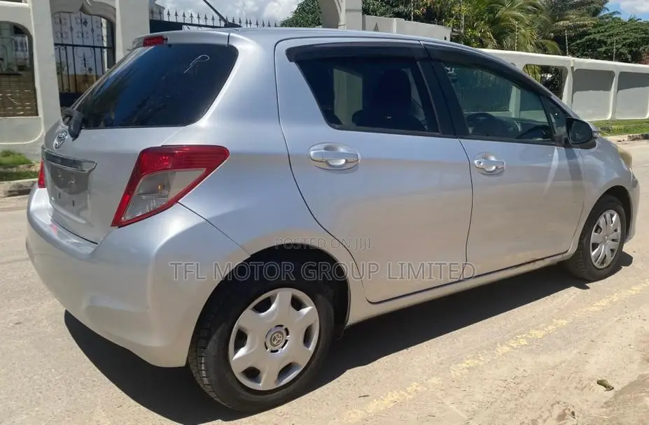 Toyota Vitz 2006 Silver