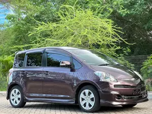 Toyota Ractis 2010 Maroon