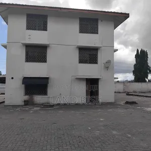 Warehouse in Tazara 2000 SQM