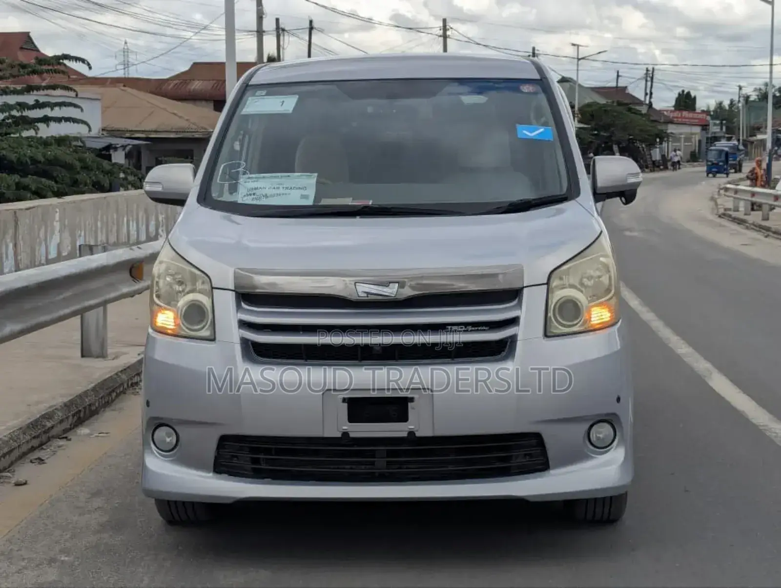 Toyota Noah 2.0 143hp AWD (8 Seater) 2008 Silver