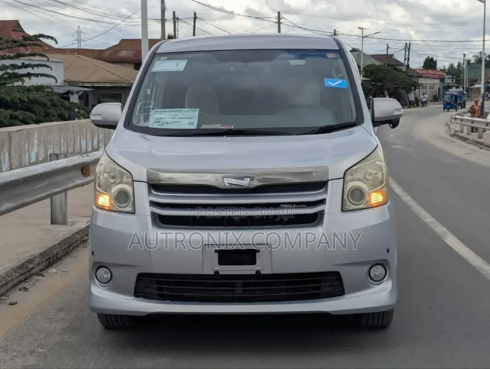 Toyota Noah 2.0 143hp AWD (8 Seater) 2008 Silver