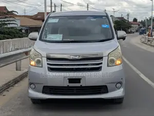 Toyota Noah 2.0 143hp AWD (8 Seater) 2008 Silver