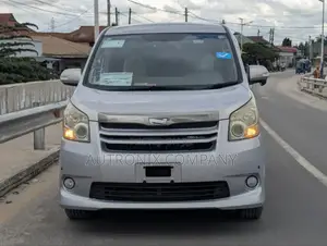 Toyota Noah 2.0 143hp AWD (8 Seater) 2008 Silver