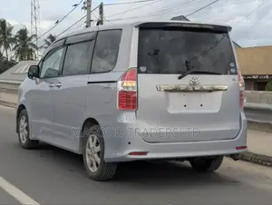 Toyota Noah 2.0 143hp AWD (8 Seater) 2008 Silver