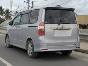 Toyota Noah 2.0 143hp AWD (8 Seater) 2008 Silver