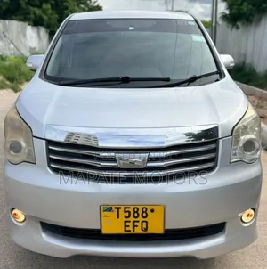 Toyota Noah 2.0 143hp AWD (8 Seater) 2013 Silver