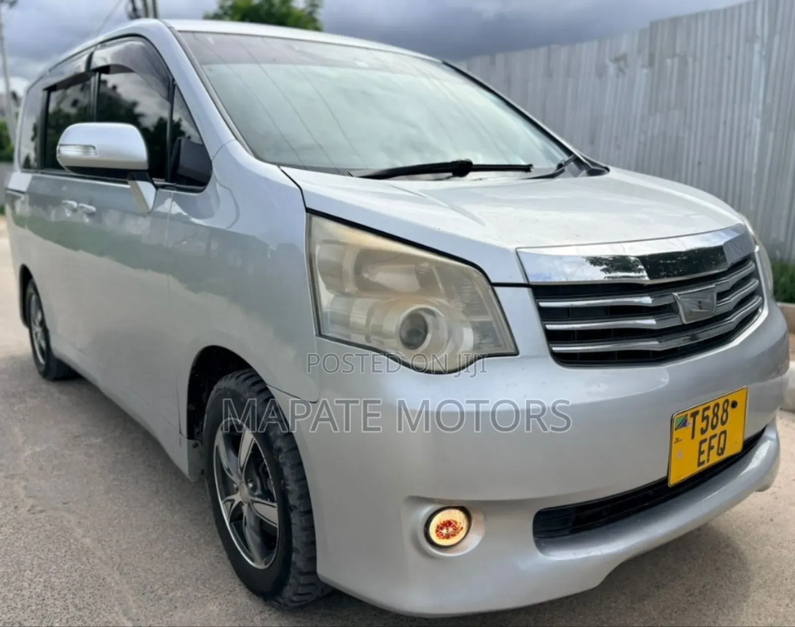 Toyota Noah 2.0 143hp AWD (8 Seater) 2013 Silver