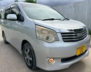 Toyota Noah 2.0 143hp AWD (8 Seater) 2013 Silver