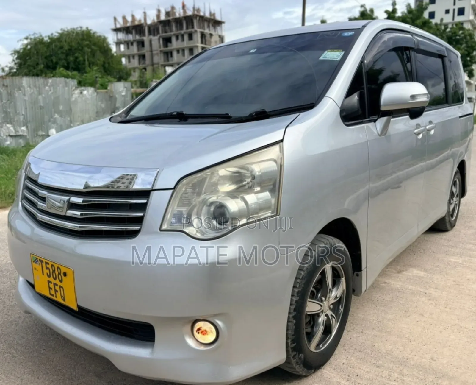 Toyota Noah 2.0 143hp AWD (8 Seater) 2013 Silver